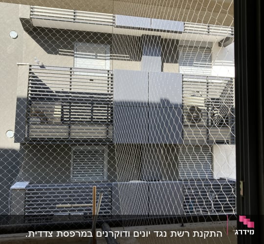 רשת למניעת כניסת יונים במרפסת בניין